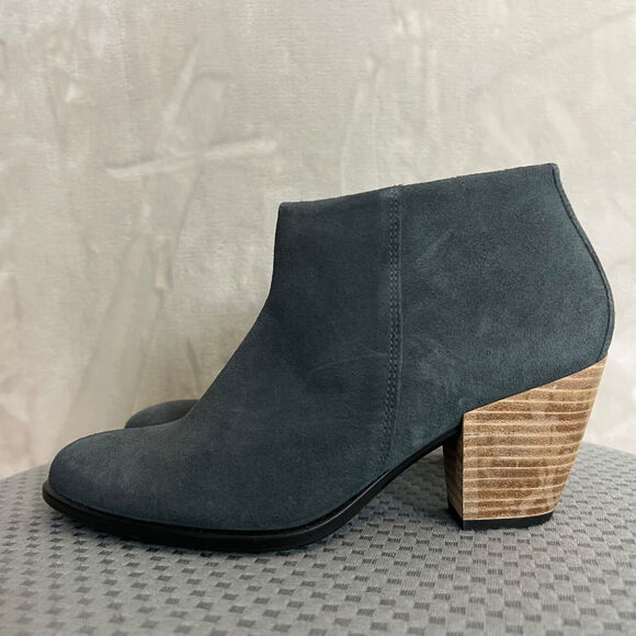 Ecco Booties Womens 38 / 7 Gray Suede Magnet Hydromax Ankle Boots Shoes Casual - Picture 6 of 13
